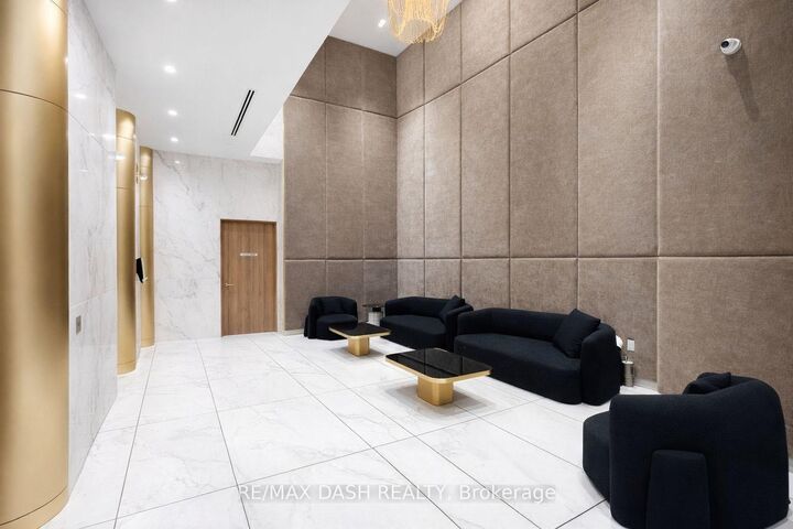 Property Photo:  634 Church Street 4207  ON M4Y 0G9 