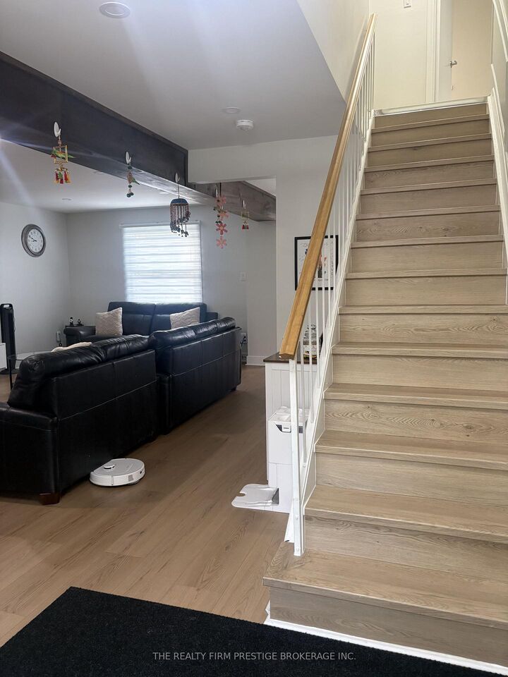 Property Photo:  612 Fox Mill Place Main/Upper  ON N6J 2B2 