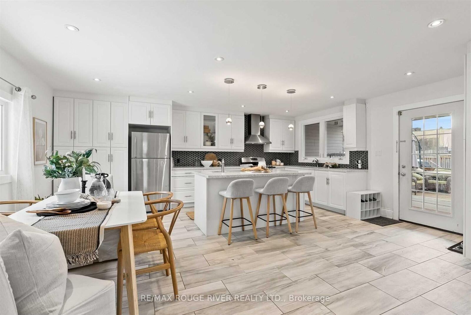 Property Photo:  131 John Street E Upper  ON L1N 2T4 