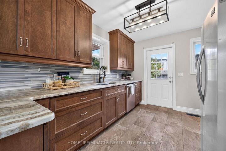 Property Photo:  176 Avalon Place  ON N2M 4N8 