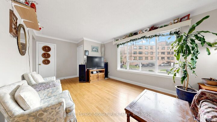 Property Photo:  256 Ferris Road  ON M4B 1H6 