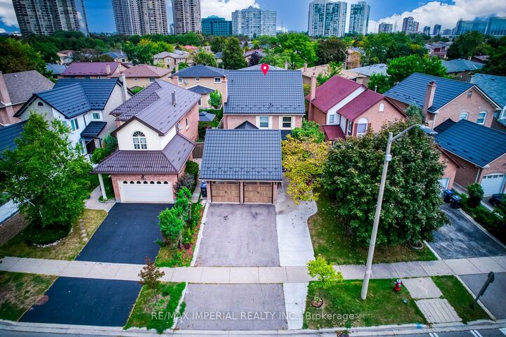 Property Photo:  301 Kingsbridge Garden Circle  ON L5R 1L2 