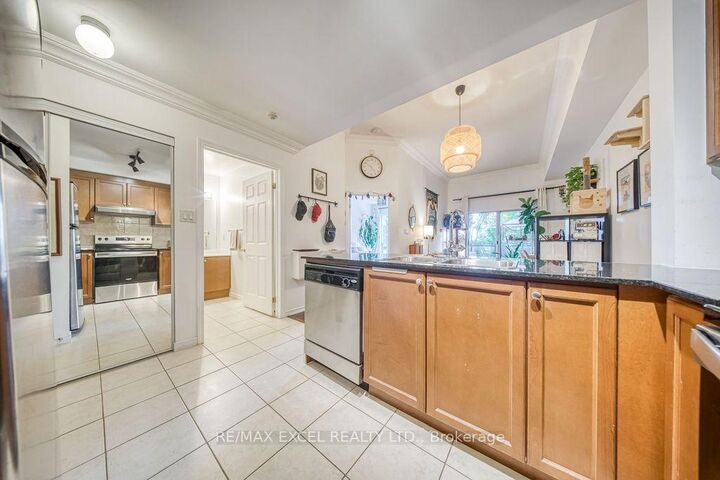 Property Photo:  8 Maison Parc Court 102  ON L4J 9K5 
