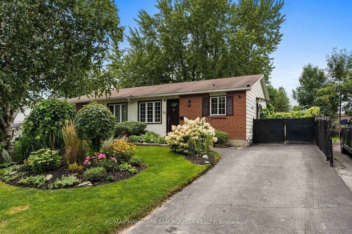 Property Photo:  35 Ballantrae Way  ON K2L 1N3 
