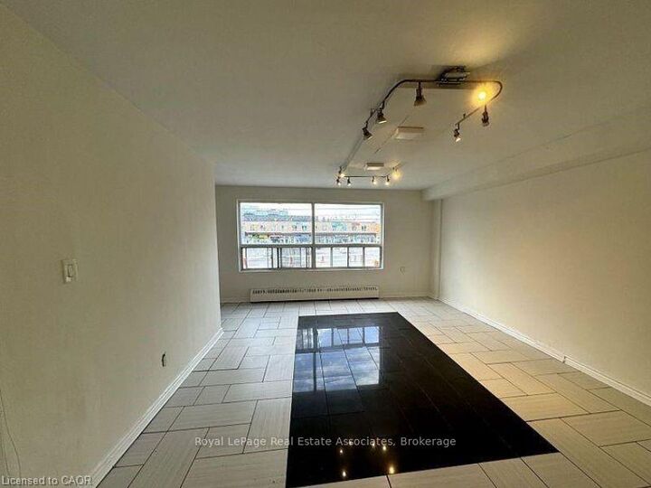 Property Photo: 3071 Hurontario Street 1 ON L5A 4E4