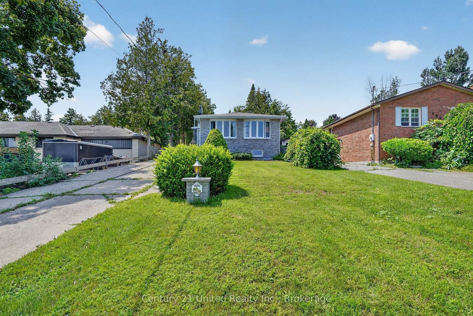 Property Photo: 1696 Applewood Crescent ON K9K 1N4