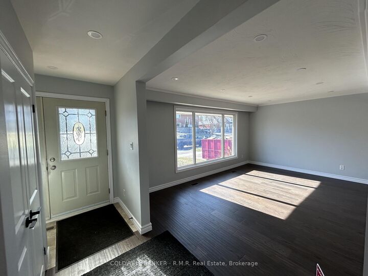 Property Photo:  125 Cabot Street Main  ON L1J 5R8 