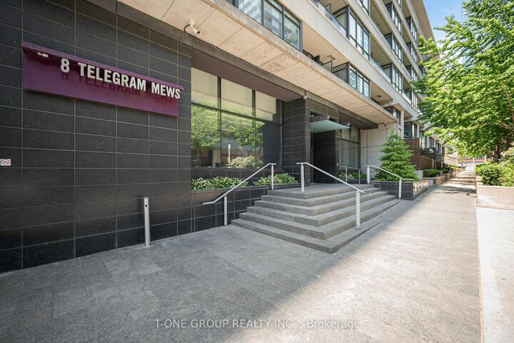 Property Photo:  8 Telegram Mews 829  ON M5V 3Z5 
