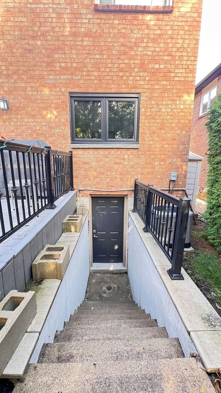 Property Photo: 1534 Hollywell Avenue ON L5N 4P5