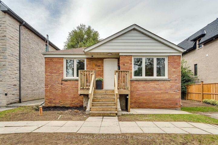 Property Photo:  32 Wigan Crescent  ON M3H 3A4 