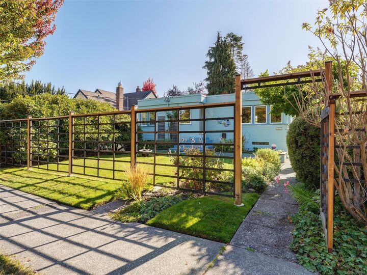Property Photo:  865 Bank St  BC V8S 4A8 