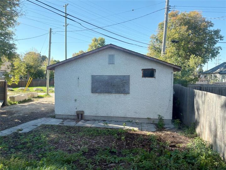 Property Photo:  434 Jamison Avenue  MB R2K 1N0 