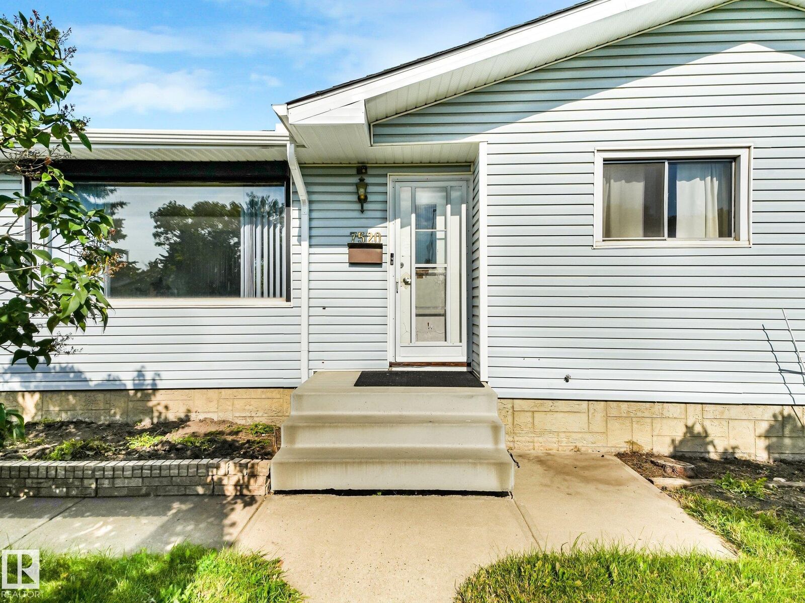 Property Photo:  7520 130 Avenue NW  AB T5C 1Y2 