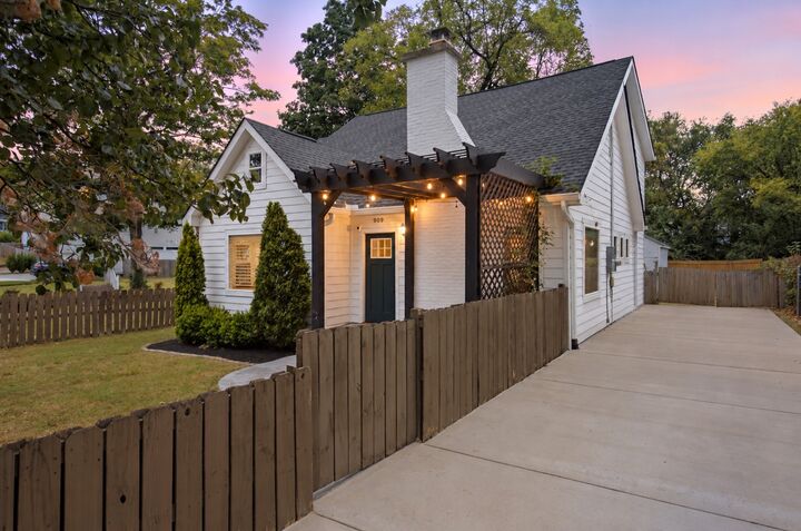 Property Photo: 909 McClurkan Ave TN 37206