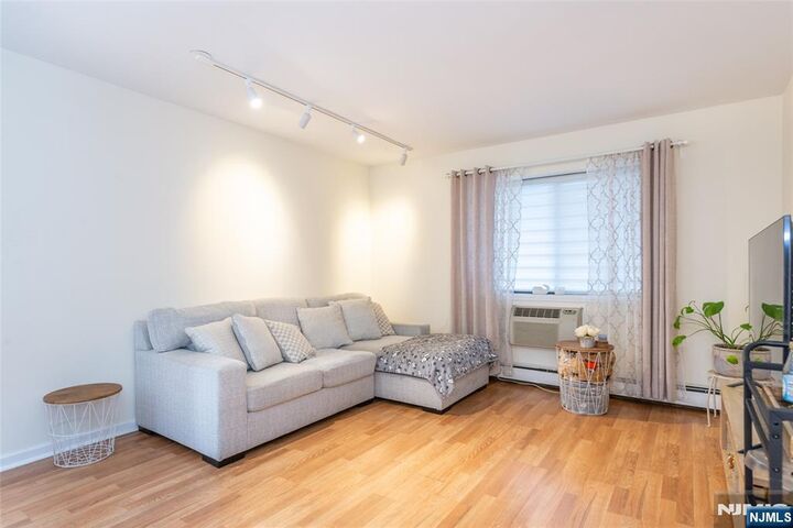 Property Photo:  245 Anderson Street 1A  NJ 07601 