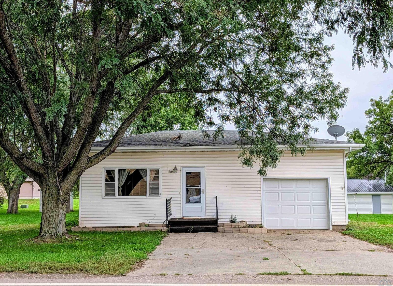 Property Photo:  130 South St  IA 51001 