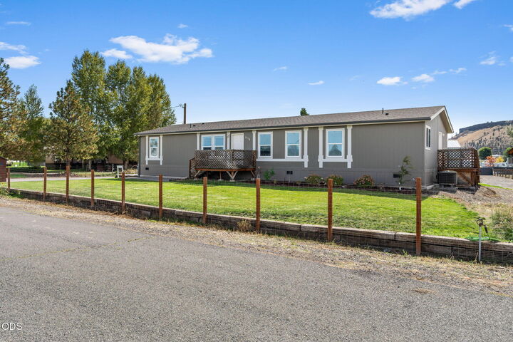 Property Photo: 1378 NW Studebaker Drive OR 97754