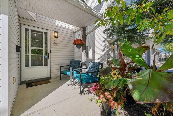 Property Photo:  66 Kingsland Villas SW  AB T2V 5J9 