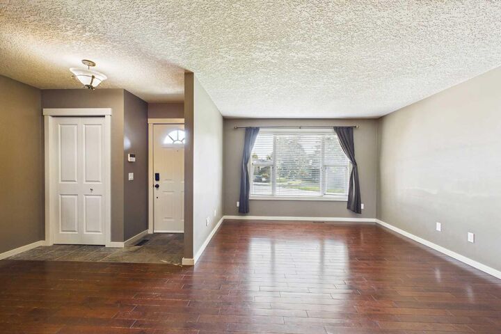 Property Photo: 17 Deermeade Road SE AB T2J 5Z4