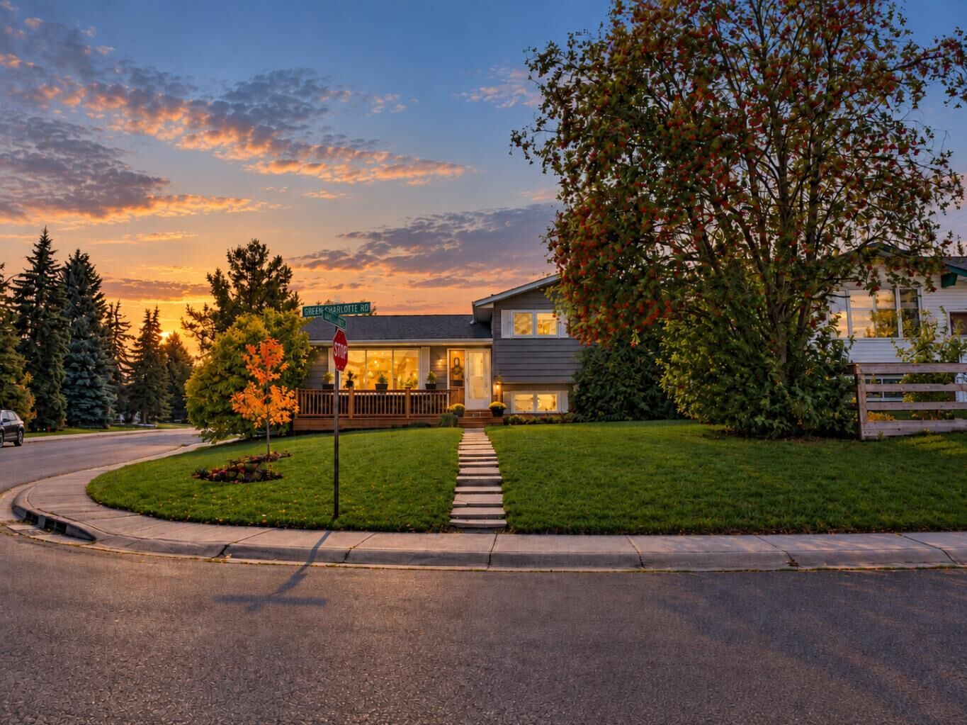 Property Photo:  500 Queen Charlotte Road SE  AB T2J 4H7 