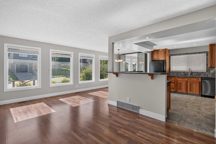 Photo de la propriété: 112 Beaconsfield Rise NW AB T3K 1X4