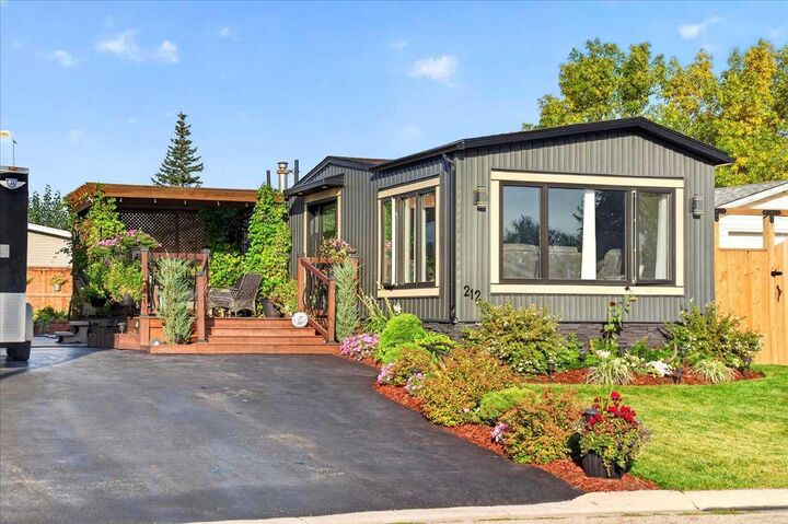 Property Photo:  212 Spring Haven Close SE  AB T4A 1E4 