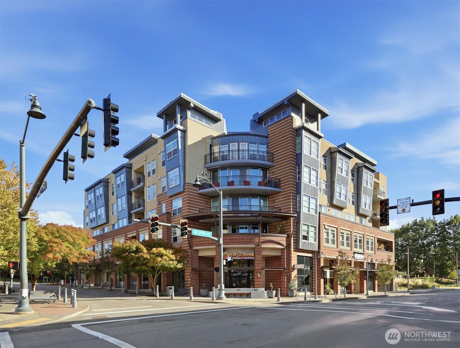 Property Photo:  7800 SE 27th Street 206  WA 98040 