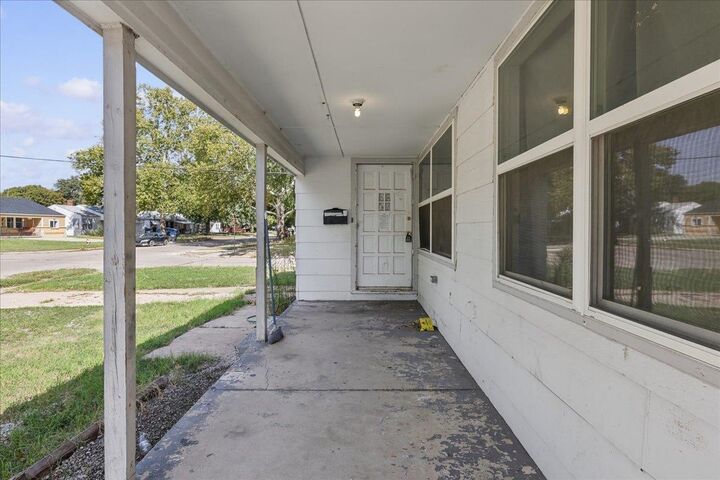 Property Photo:  2502 S Victoria Ave  KS 67216 