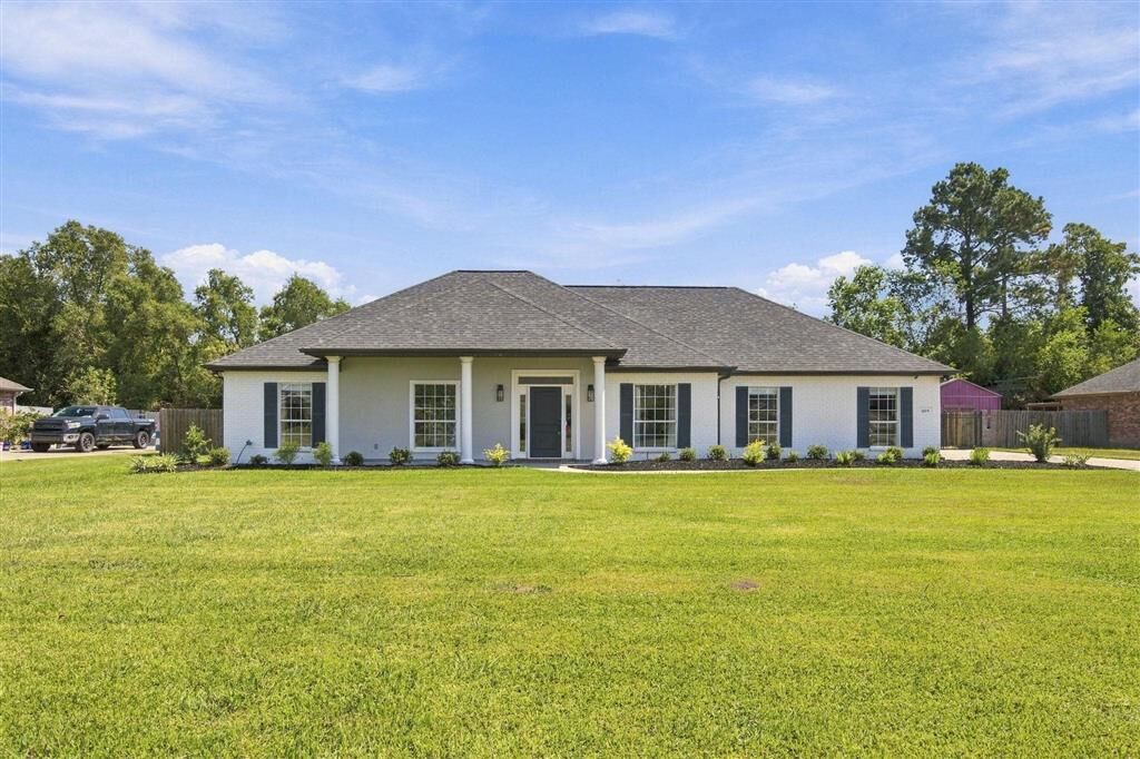 Property Photo: 504 Colonial Drive LA 70611