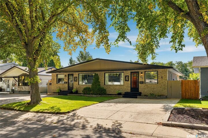 Property Photo: 2769/2771 Eastview SK S7J 3H3