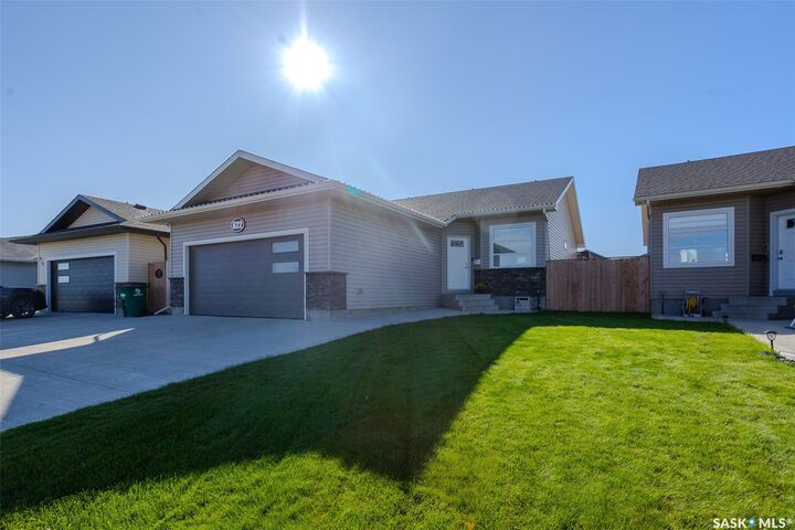 Property Photo:  622 Rosewood Boulevard W  SK S7V 0J7 