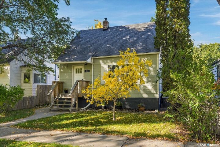 Property Photo:  221 Elm Street  SK S7J 0G8 