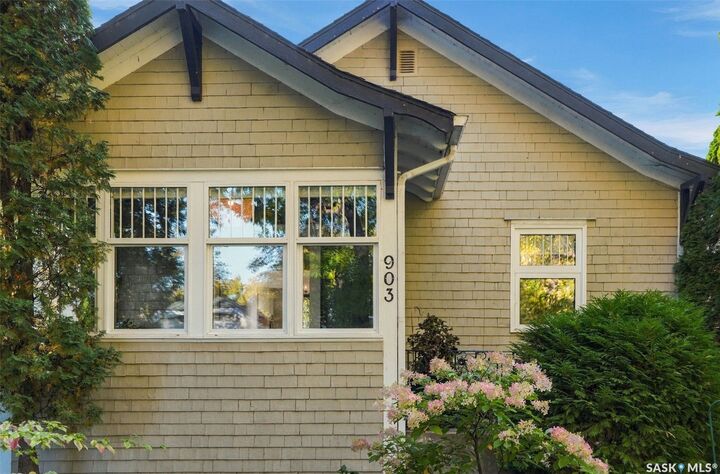 Property Photo:  903 9th Avenue N  SK S7K 2Z3 