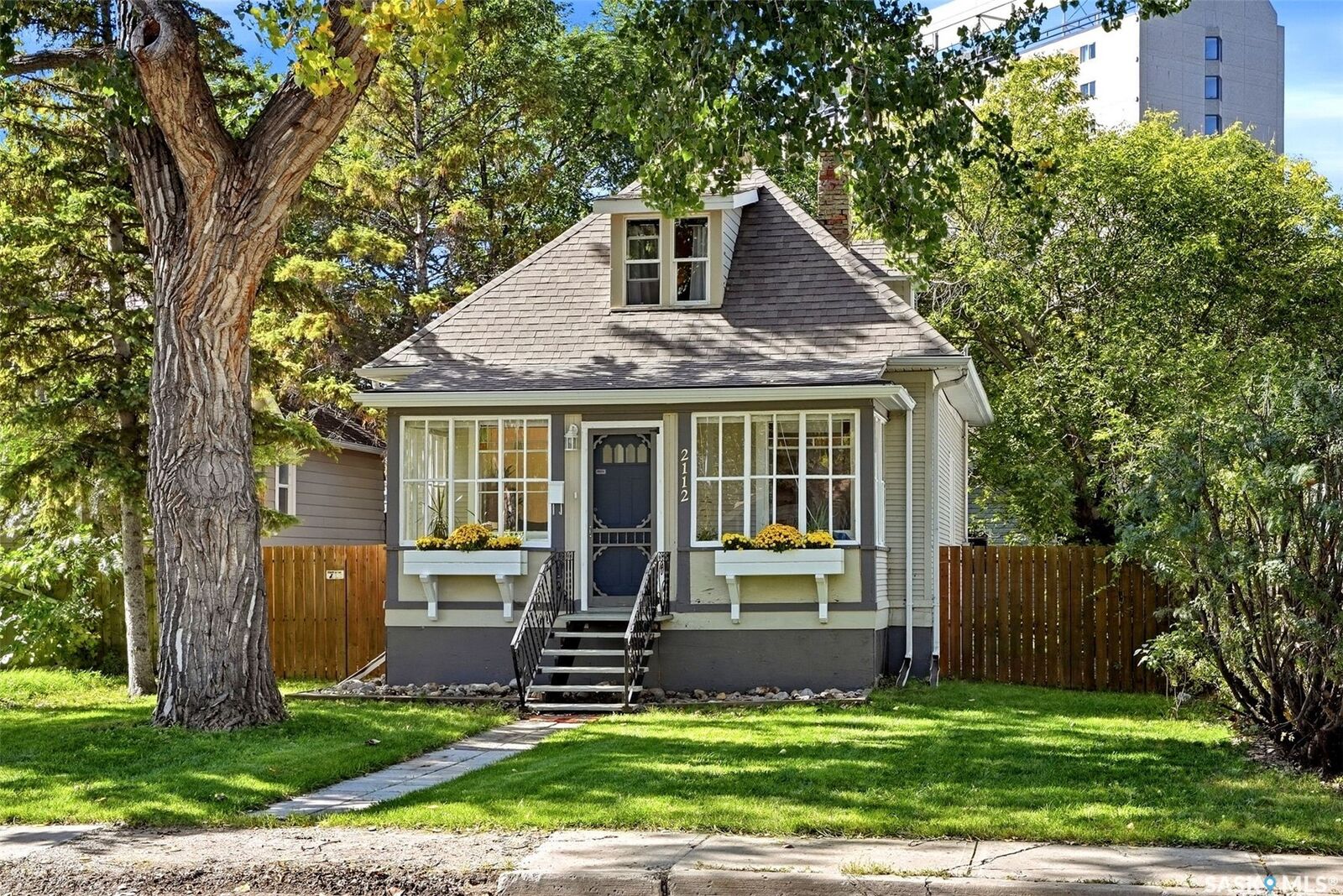 Property Photo:  2112 Wallace Street  SK S4N 4A5 
