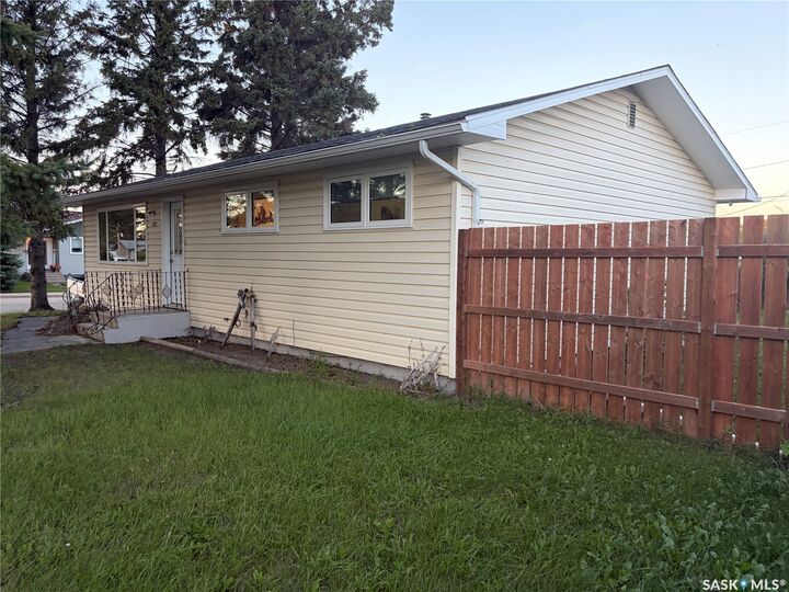 Property Photo: 502 6th Street E SK S0A 4T0