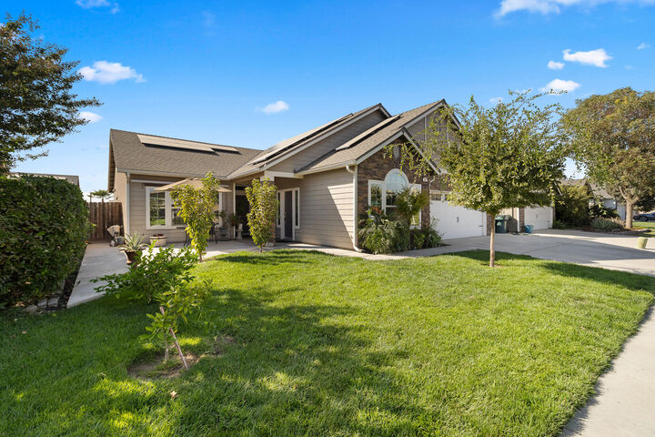 Property Photo:  689 Montana De Oro Street  CA 93274 