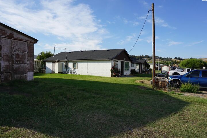 Property Photo:  1691 McBride St  WA 98944 