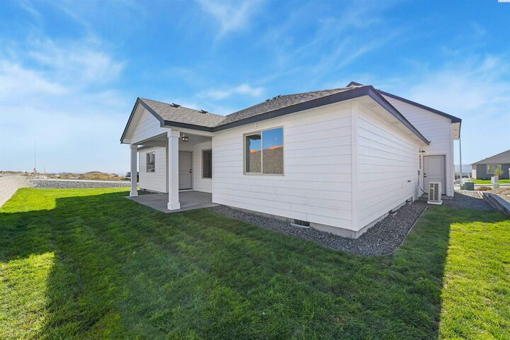 Property Photo:  704 Honeylicious St  WA 99352 