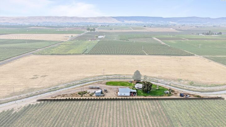Property Photo:  46608 N Gap Rd  WA 99350 