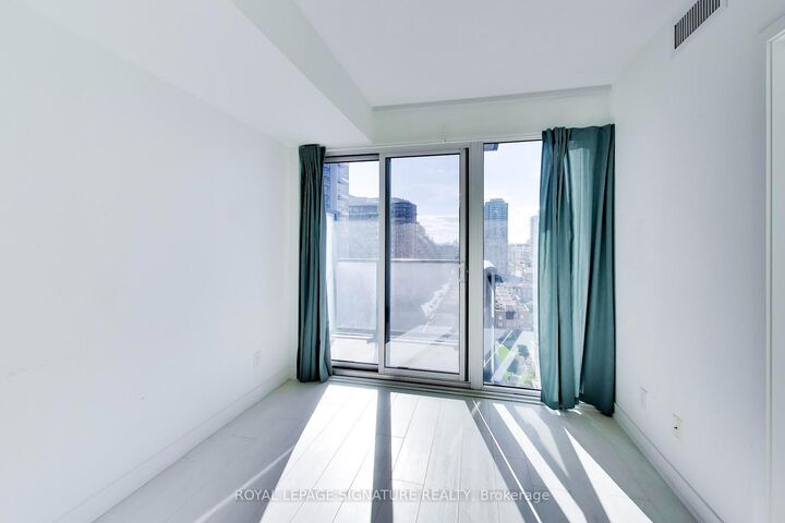 Property Photo:  19 Western Battery Road 1609  ON M6K 0E3 