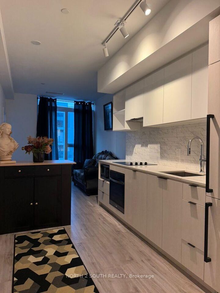 Property Photo: 252 Church Street 803 ON M5B 0E6