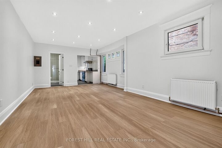 Property Photo:  30 Pinewood Avenue D  ON M6C 2V1 