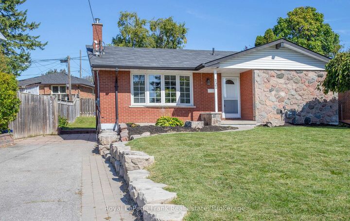 Photo de la propriété: 121 Labrador Drive ON L1H 7E4