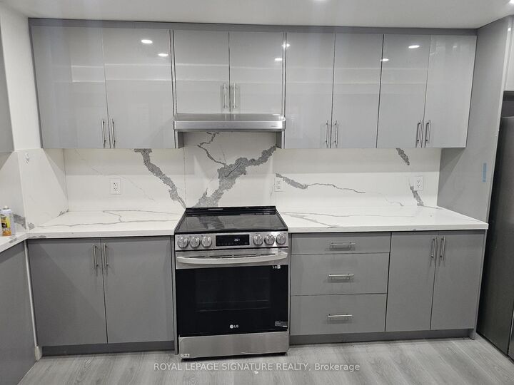 Property Photo:  7590 Saint Barbara Boulevard  ON L5W 0B7 