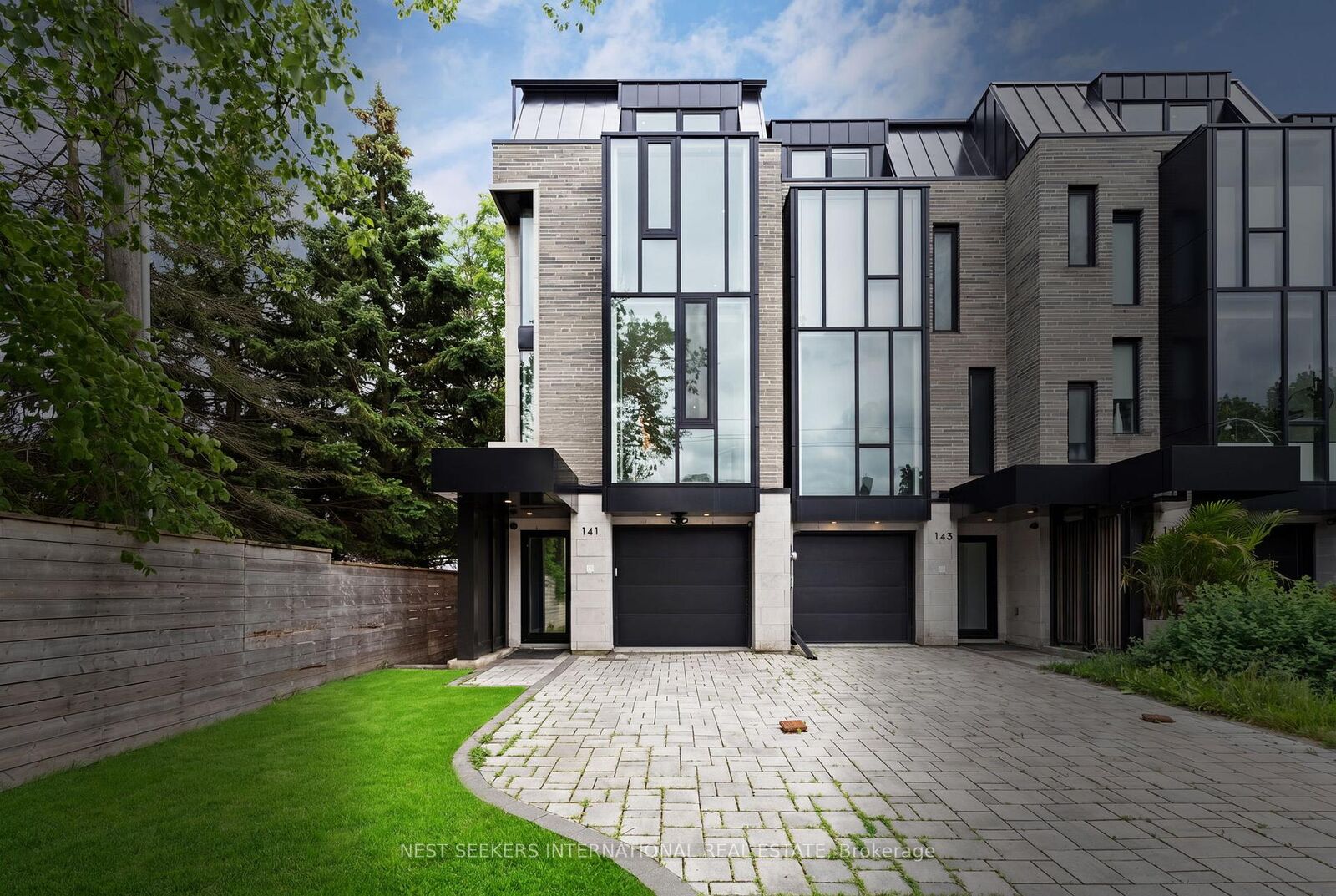 Photo de la propriété: 141 Chaplin Crescent ON M5P 1B1
