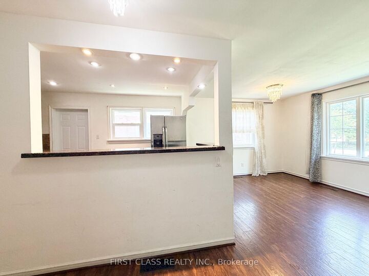Property Photo:  87 Vauxhall Drive  ON M1P 1R1 