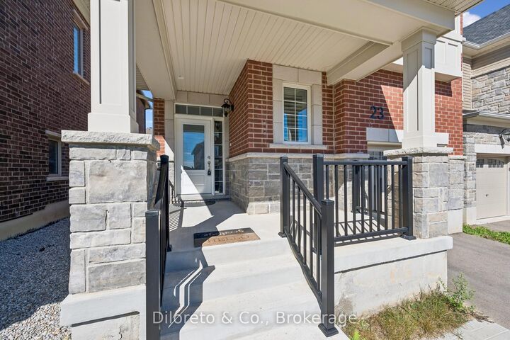 Photo de la propriété: 23 Saxony Street ON N2R 0S3