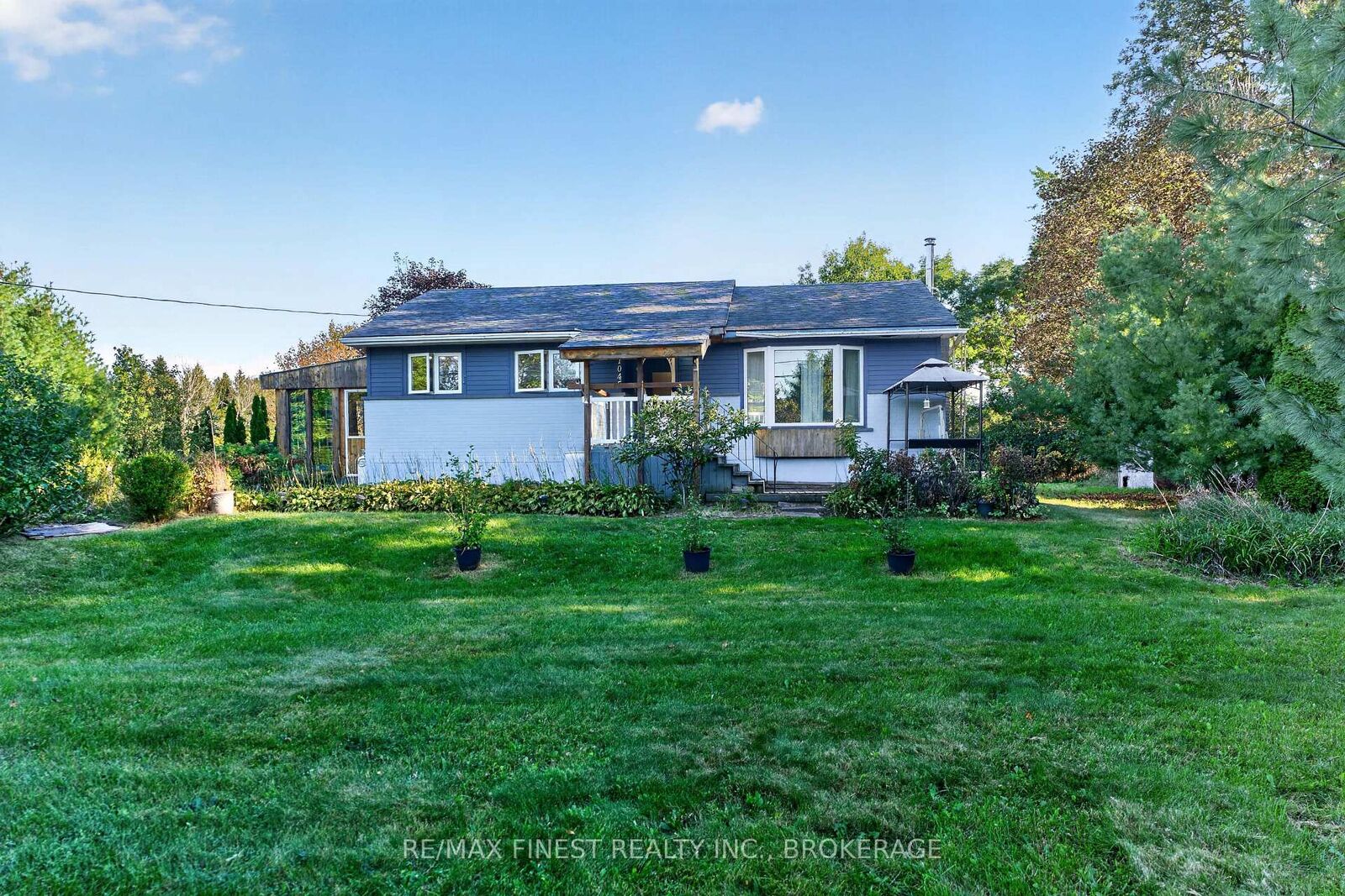 Photo de la propriété: 1045 Middle Road ON K7L 4V3