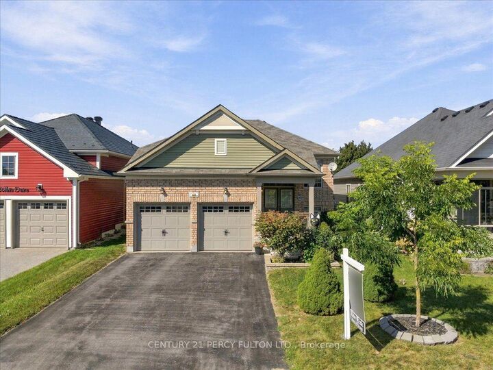 Photo de la propriété: 111 White Drive ON L1A 0B6