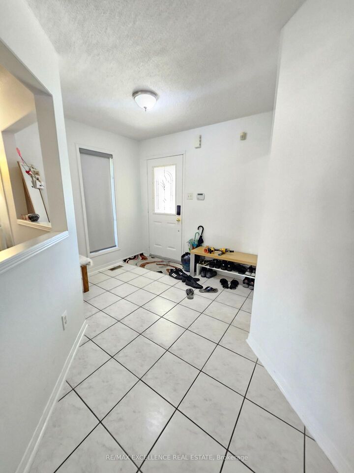 Property Photo:  24 Hayloft Court Upper  ON L6X 4R7 